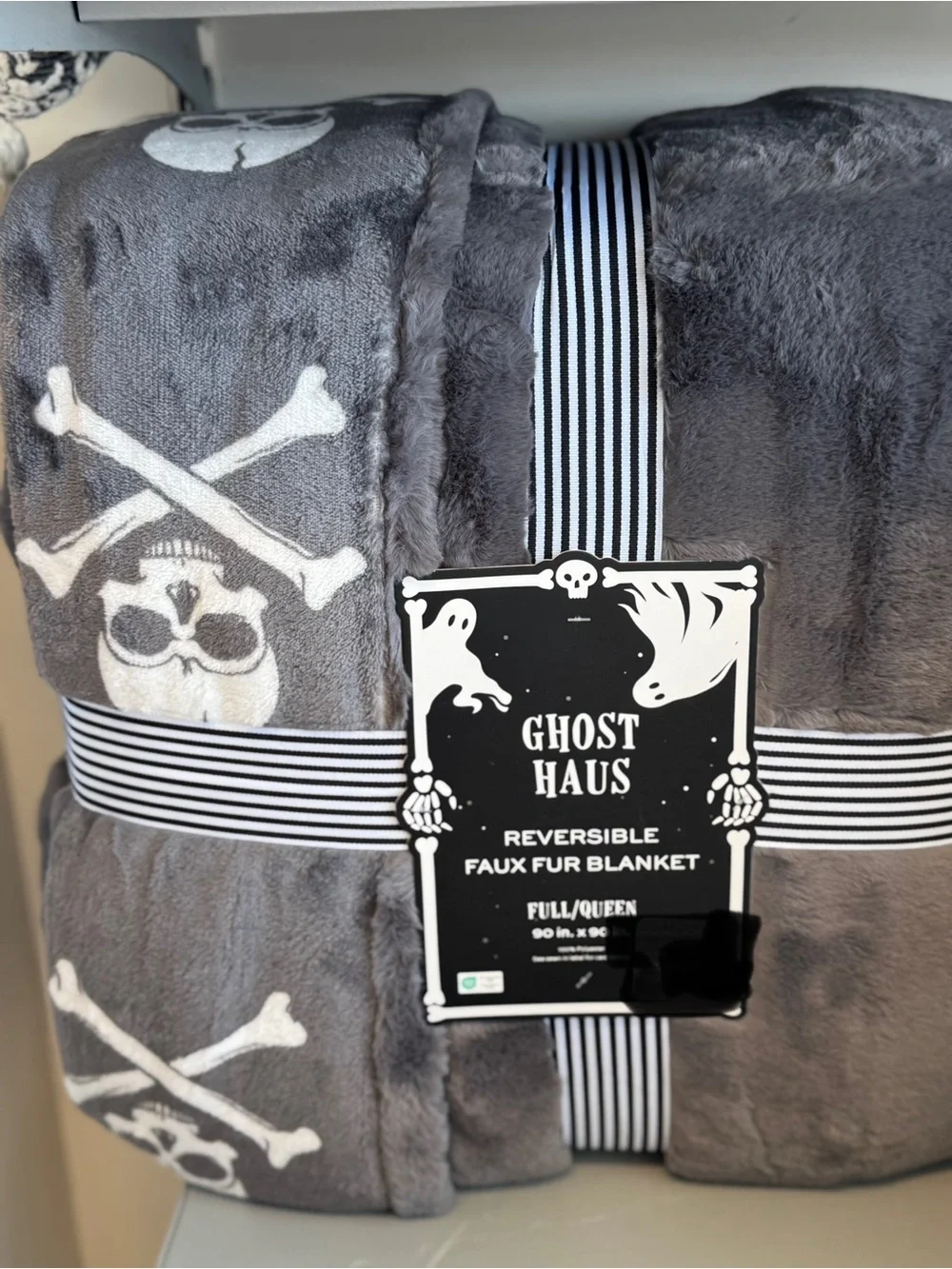 Reversible Faux Fur Blanket - Gray Skull Print